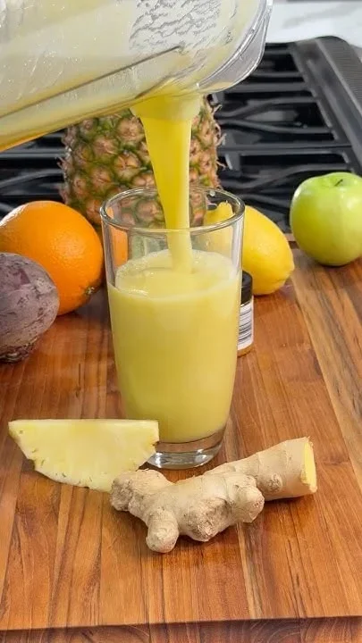 Jugo tropical servido junto a piña, jengibre y otras frutas
